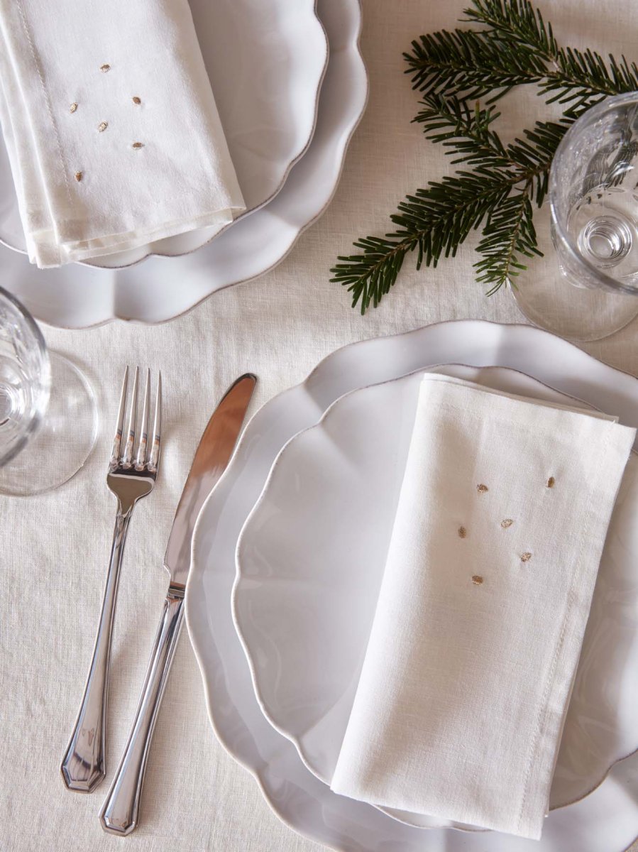 Serviette de table à pois dorés en coton tramé aspect lin par lot de 4 – Image 2