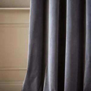 Rideau en velours ras à oeillets