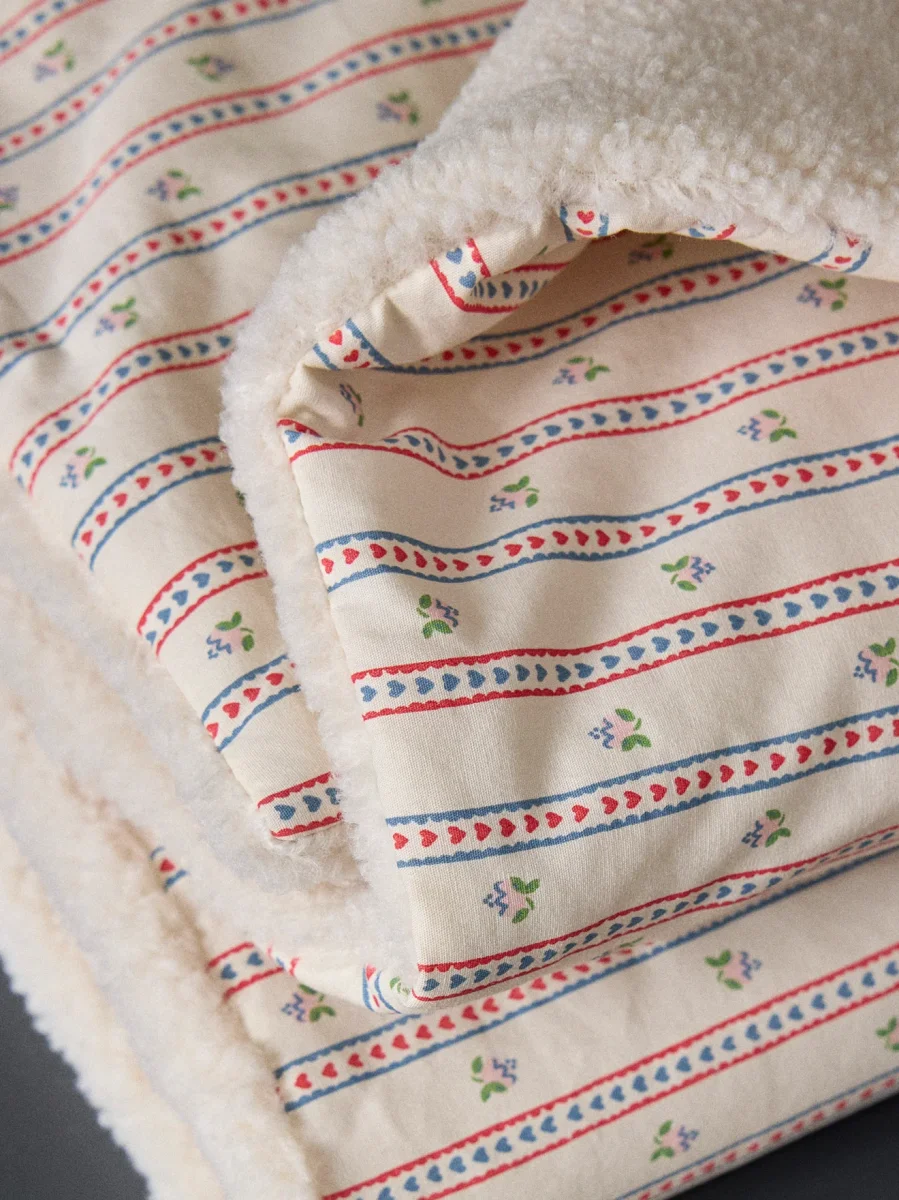 Plaid réversible sherpa et imprimé Avril – Image 4