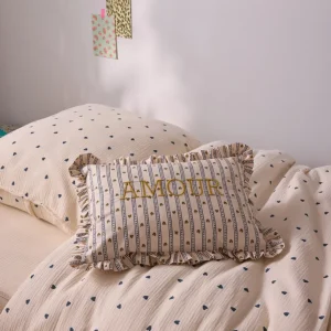 Coussin brodé Amour