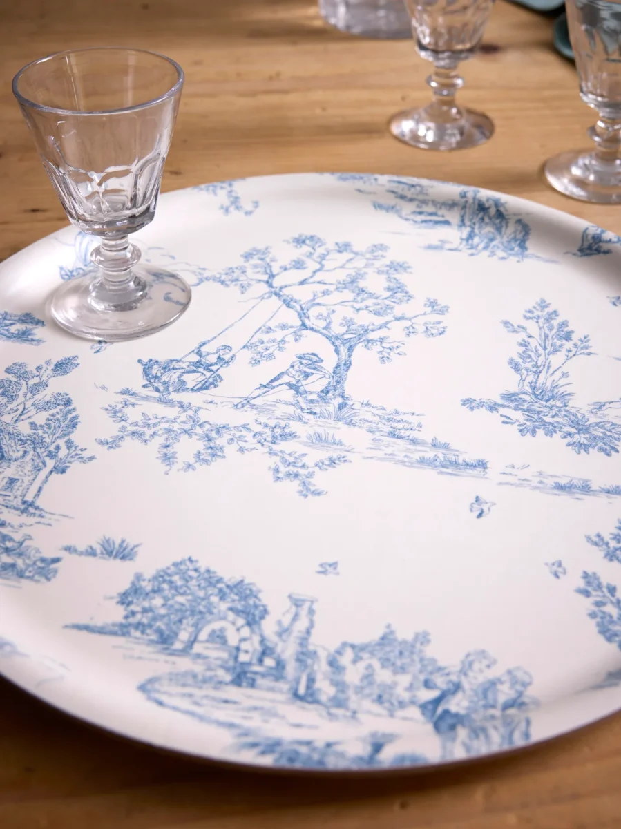 Plateau rond en bois "Esprit Jouy" – Image 9