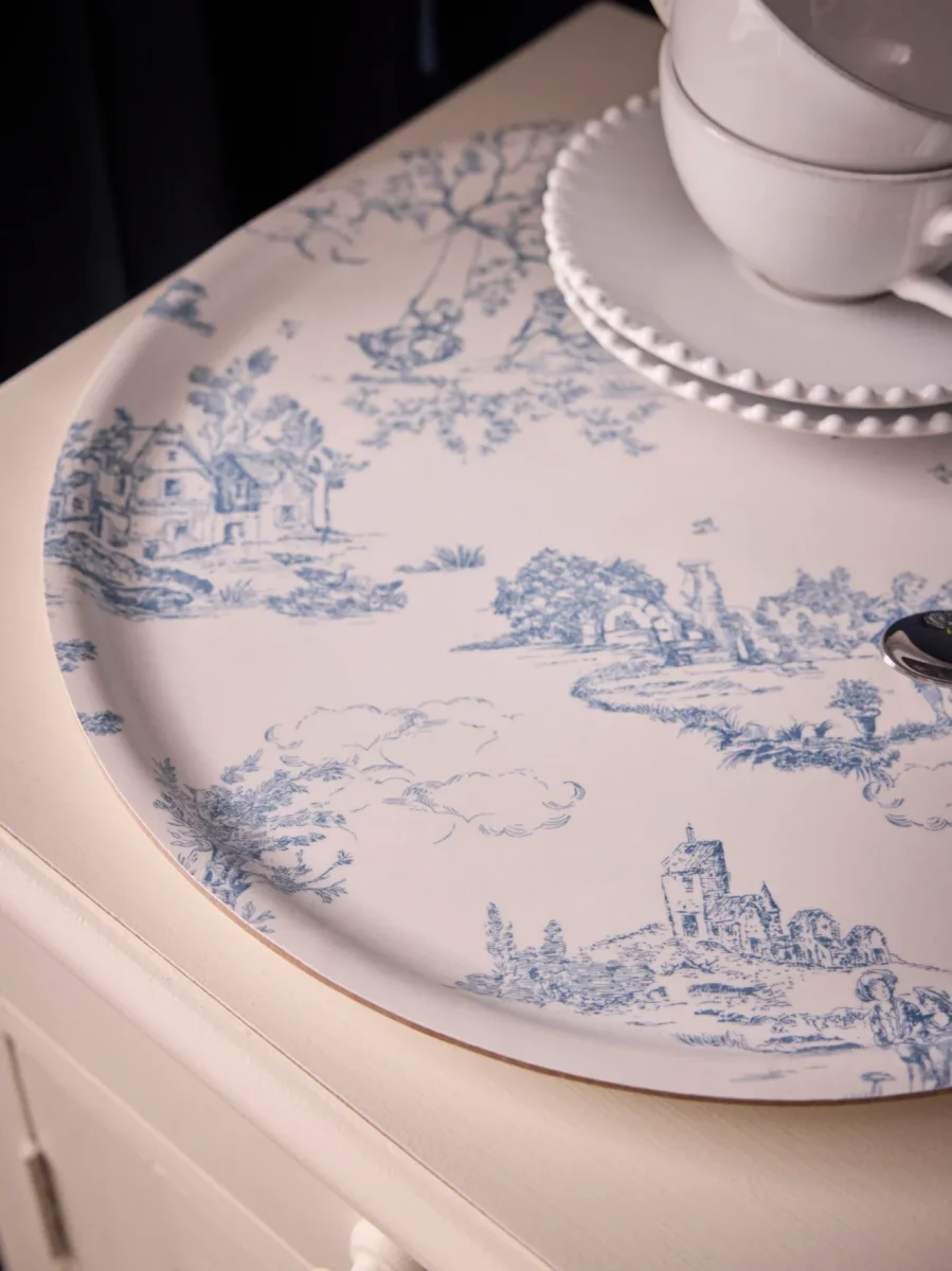 Plateau rond en bois "Esprit Jouy" – Image 6