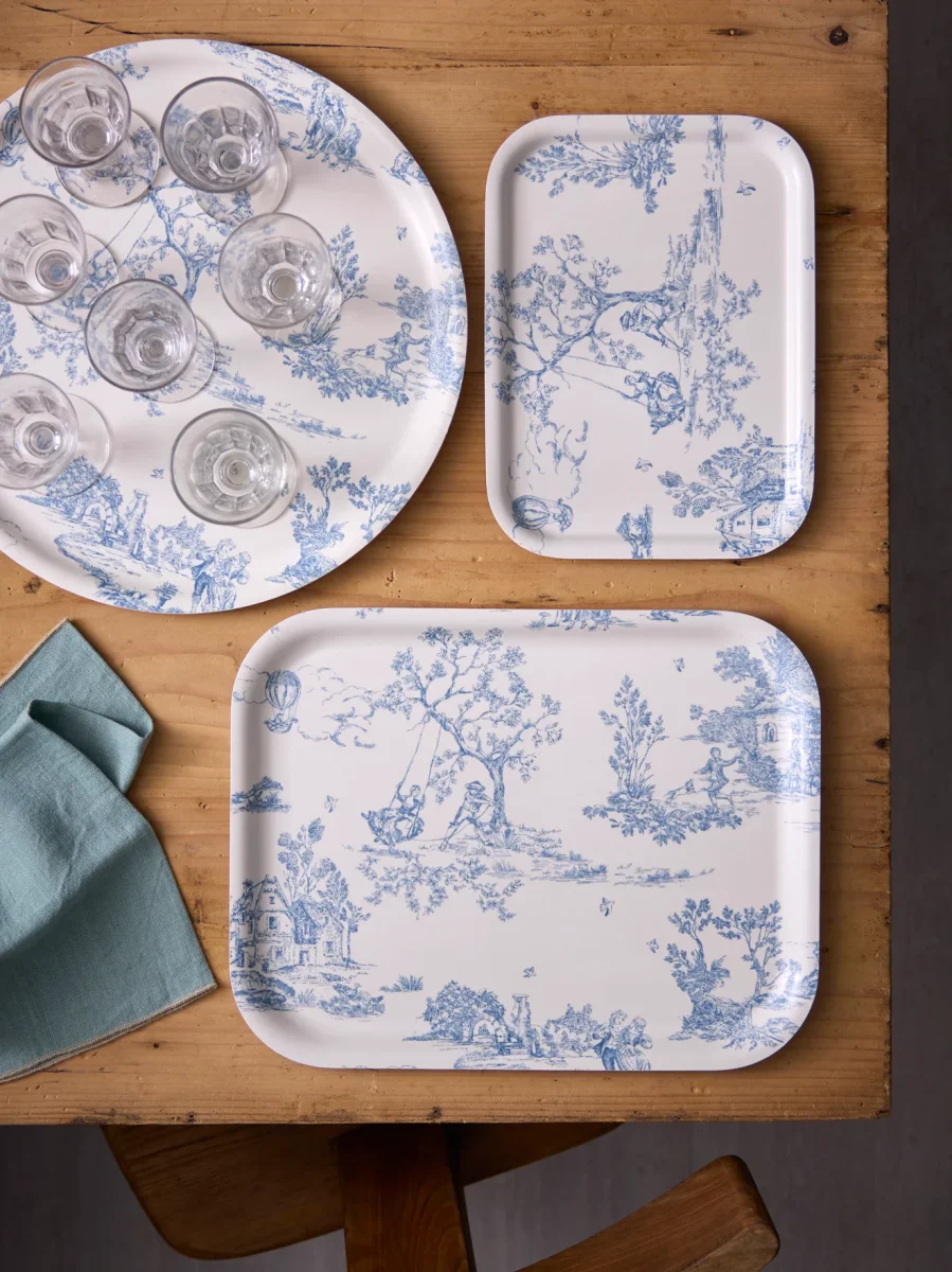 Plateau rond en bois "Esprit Jouy" – Image 4