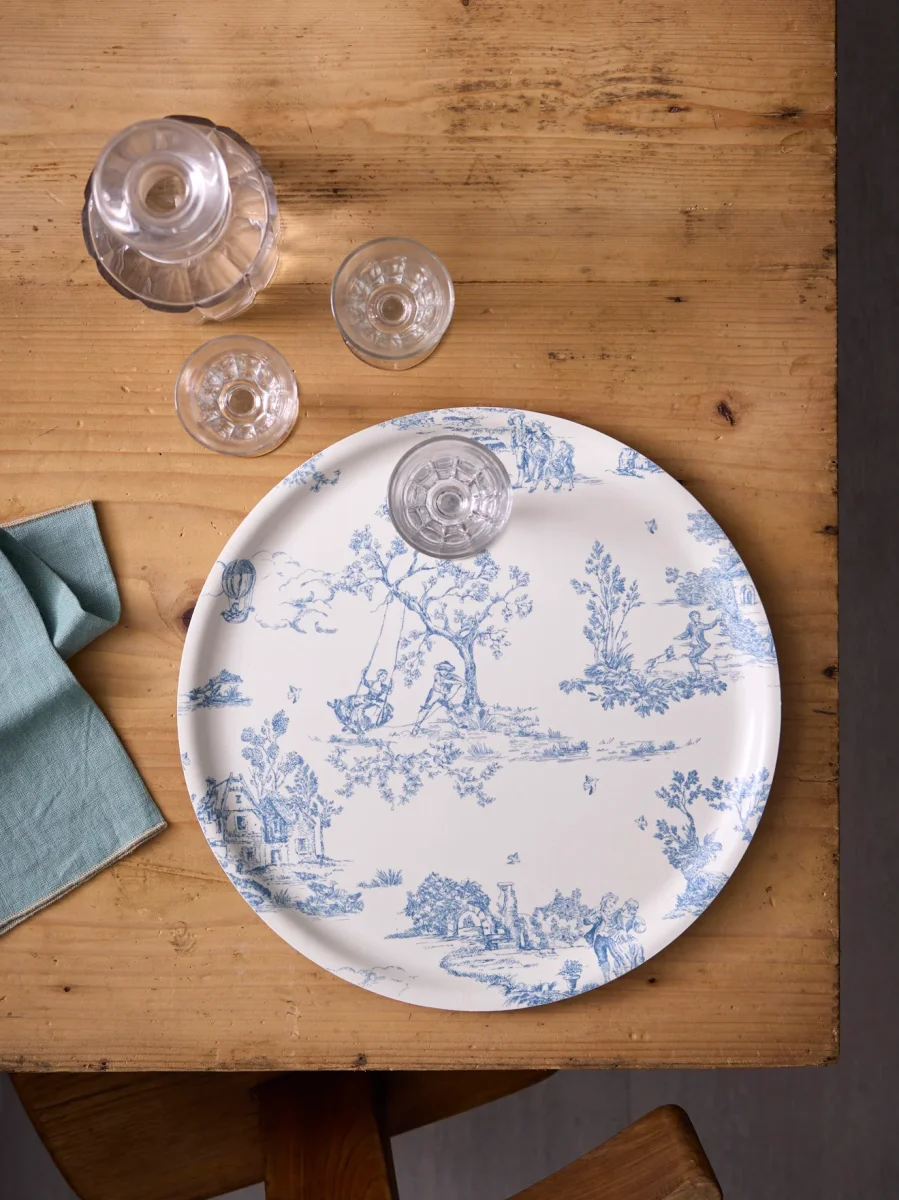 Plateau rond en bois "Esprit Jouy" – Image 2