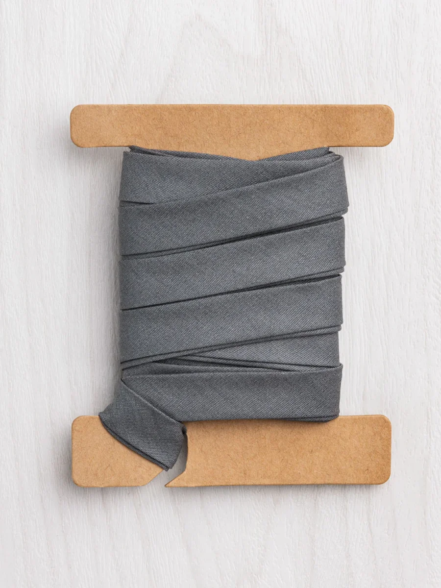 Double-Fold Cotton Poplin Bias Tape - 13 mm (1/2") wide - Basalt Grey – Image 4