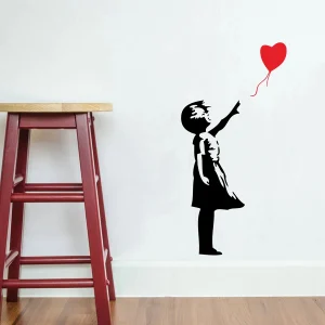 Sticker Mural Salon avec une Petite Fille et un Ballon en Forme de Cœur